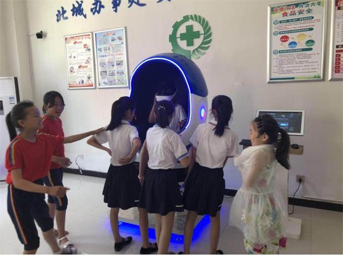 一群小朋友正在爭(zhēng)相體驗(yàn)vr蛋椅帶來的樂趣