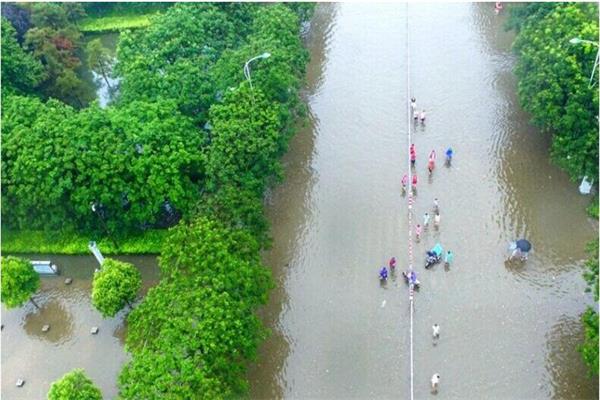 河南鄭州遭遇千年一遇強(qiáng)降雨，在面對洪水該如何保護(hù)自己